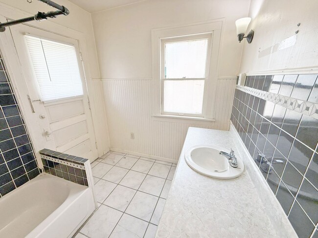 Photo - 3 BED 1 BATH BEAUTIFUL SINGLE FAMILY HOME