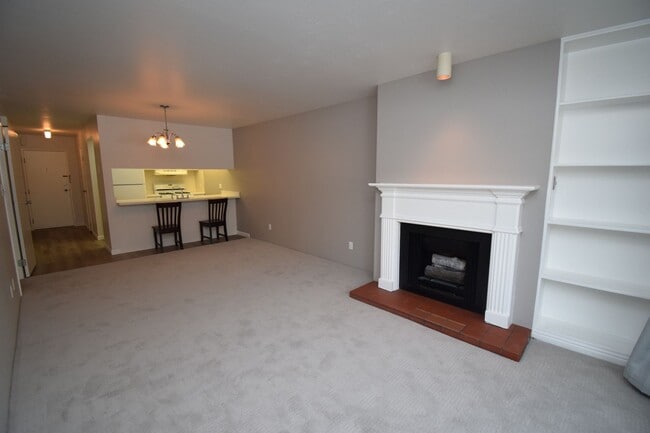Photo - Spacious 1 bed 1 bath Condo on Foothill Dr! Unit 624