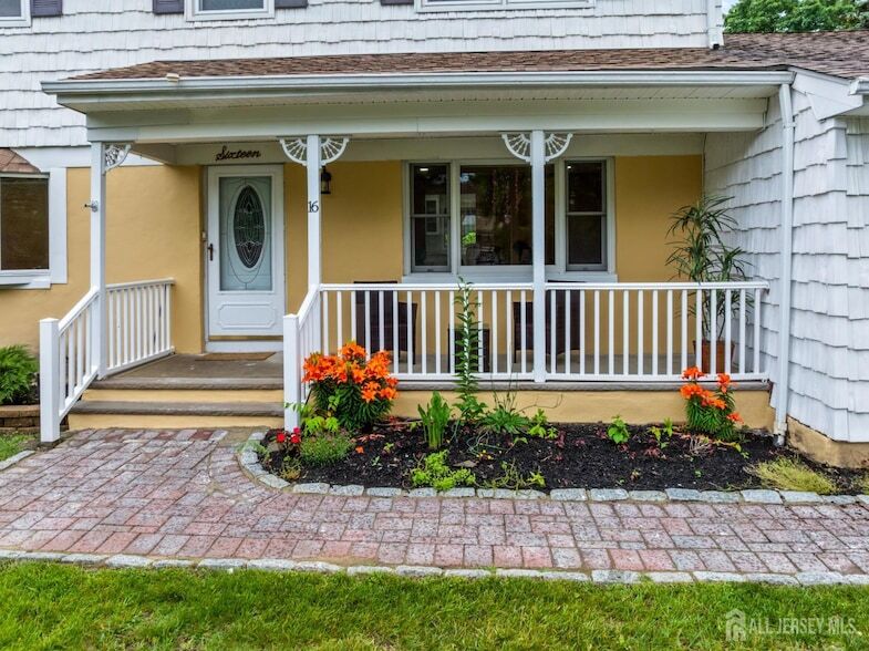 16 London Dr