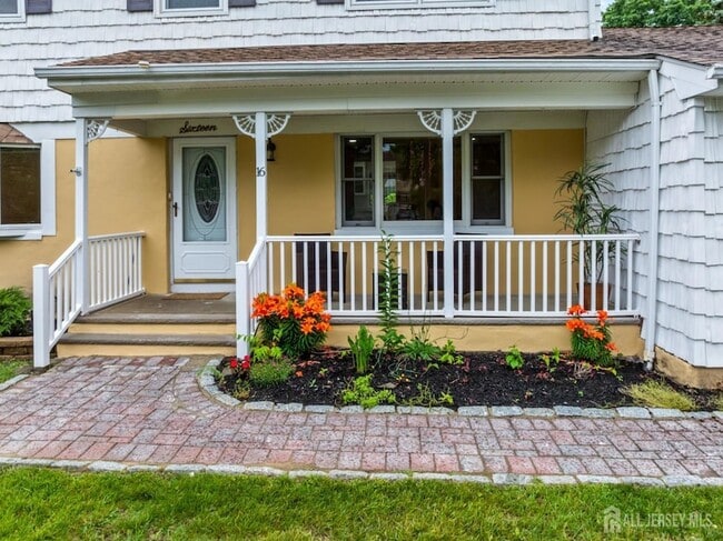 16 London Dr