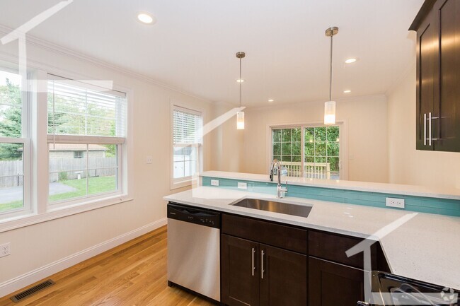 Building Photo - 9/1 Renovated 4BR/3.5BA townhouse in West ...