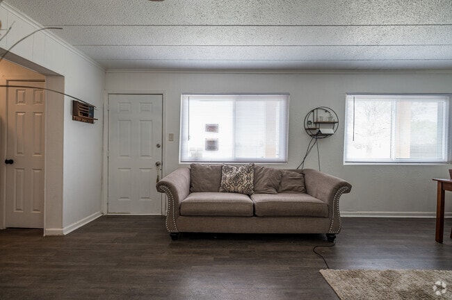3BR, 1BA - 895SF