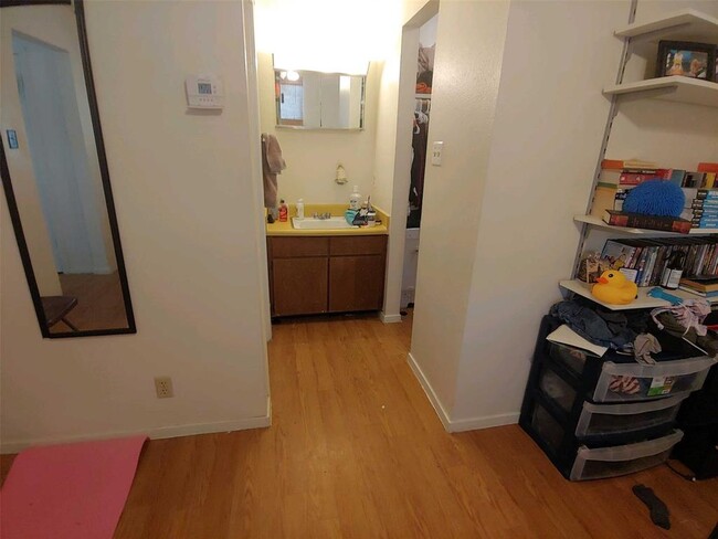 Building Photo - 202 E 32nd St Unit 12 Rental