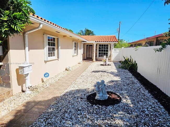 Building Photo - 47 NW 48th Ct Unit rear