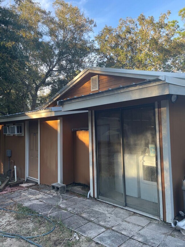 Photo - Beautiful 1Bedroom Bungalow next to Lake Hutchinson in Keystone Heights, FL