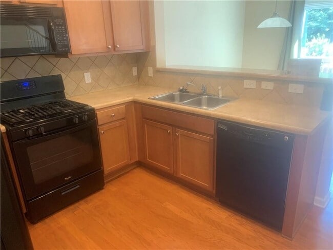Photo - 121 Creekwood Tr