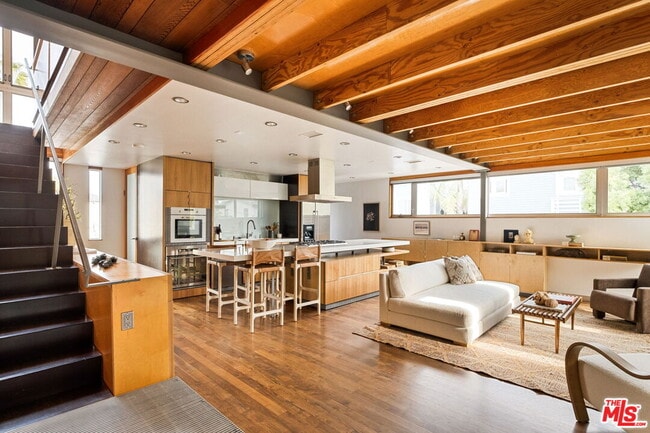 Building Photo - 724 Superba Ave