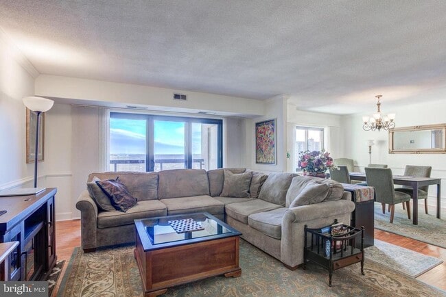 Photo - 307 Yoakum Pkwy Unidad 1125