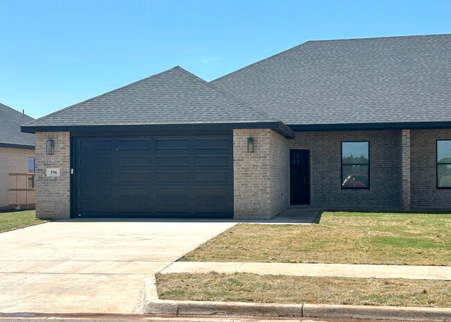 Photo - 328 Woodstock Ln