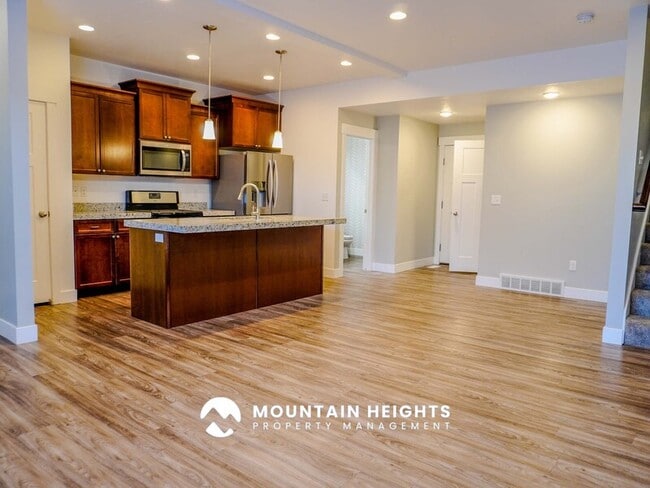 Photo - 824 Newfield Dr