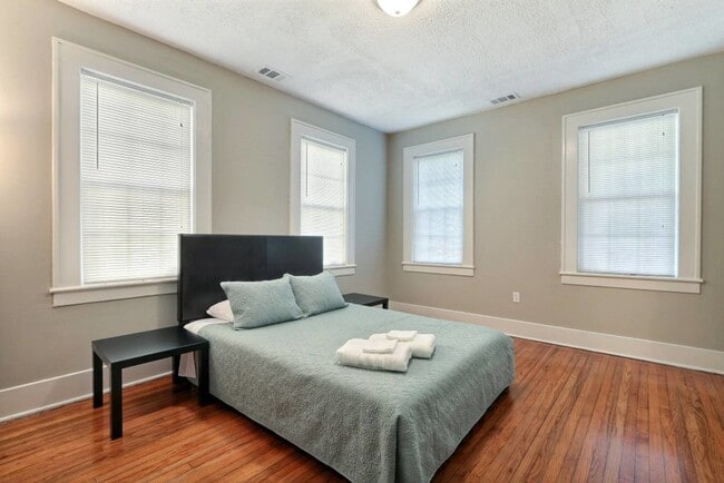 Photo - Large 4BR/2BA Downtown House Walking Dista...