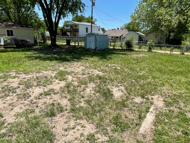 Photo - 856 Custer St