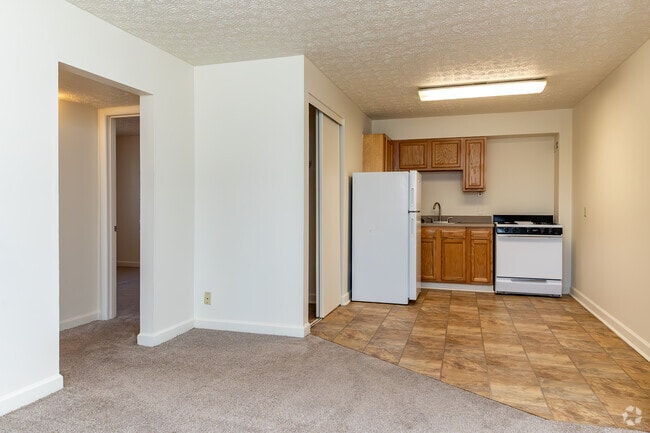2BR, 1BA - 665 SF - Living Room