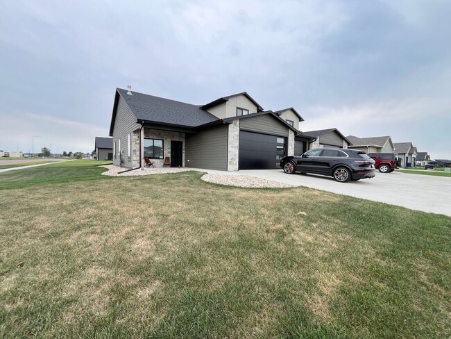 Building Photo - 5548 W Colonial Ct