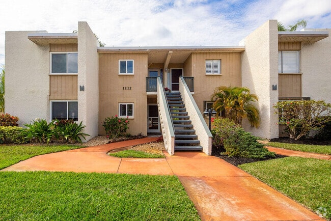Building Photo - 1212 NE 14th Ct Unit M3 Rental