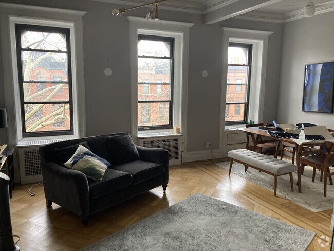 Building Photo - 596 Decatur St Unit 2 Bd Rm in Brownstone Rental