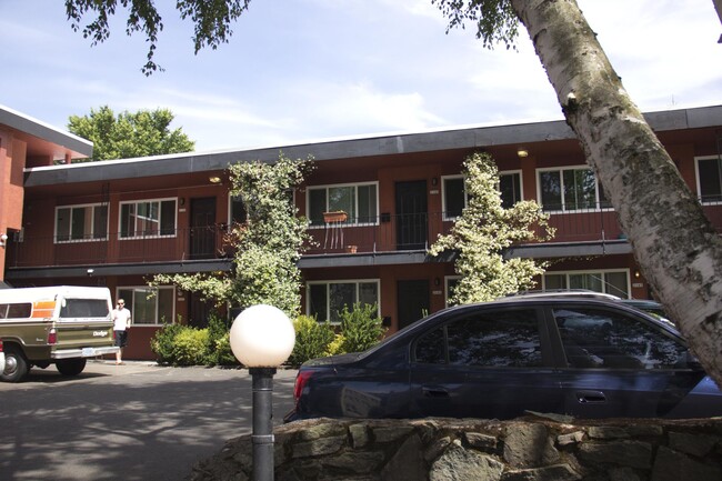 Building Photo - Great location! Dishwasher, hardwoods, on ... Unit 2131 Rental