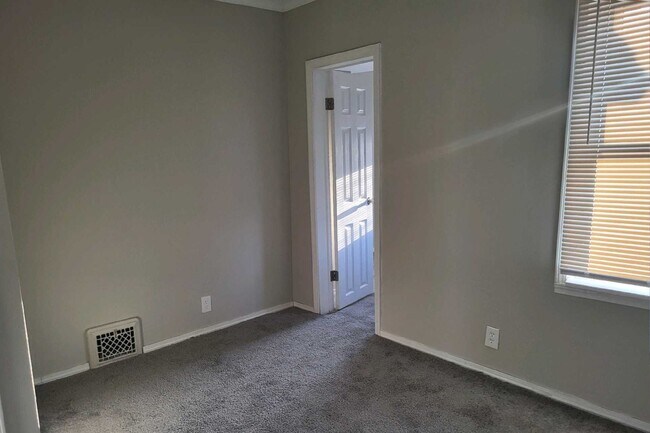 Photo - 400 Bates St