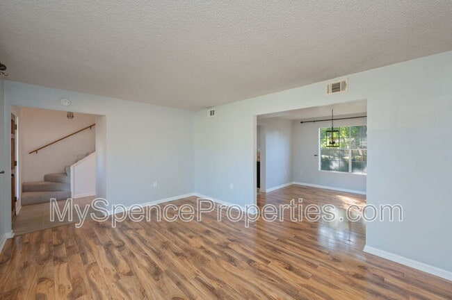 Photo - 322 Kathleen Pl NW