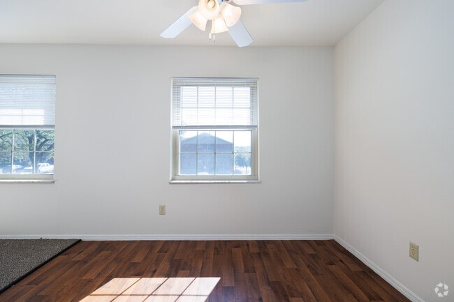2BR, 1BA - 846SF - Dining room