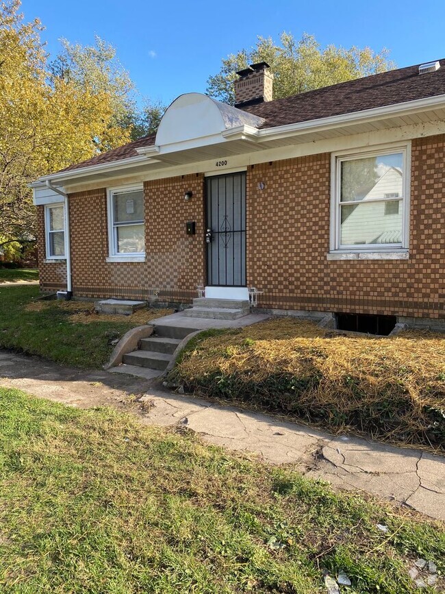 Building Photo - AMAZING BRICK HOME LOCATED CLOSE TO EVERYT...