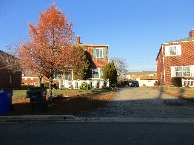 Building Photo - 1862 Kentwell Rd