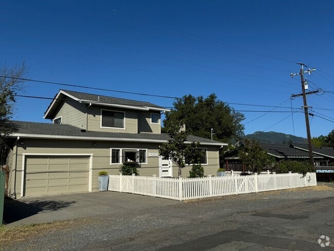 Building Photo - Beautiful Home on a quiet street