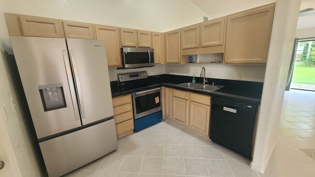 Kitchen - 719 Montana Ave