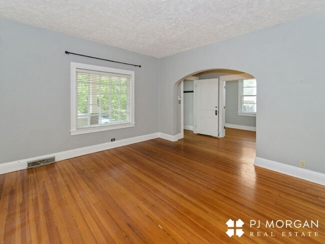 Photo - 5004 Webster St