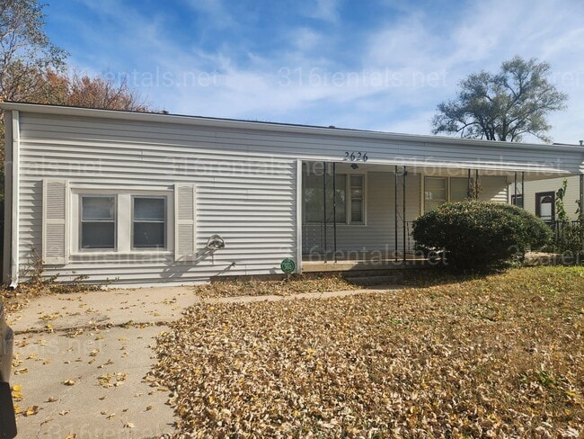 Building Photo - $975 - 3 bedroom / 1 bathroom - Single Fam...