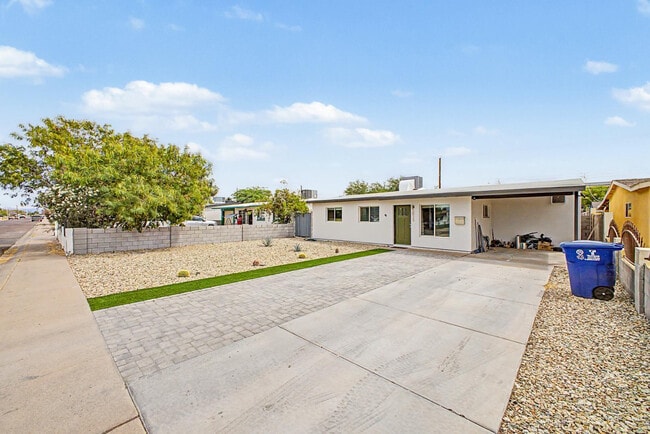 Photo - 2025 E Howe Ave