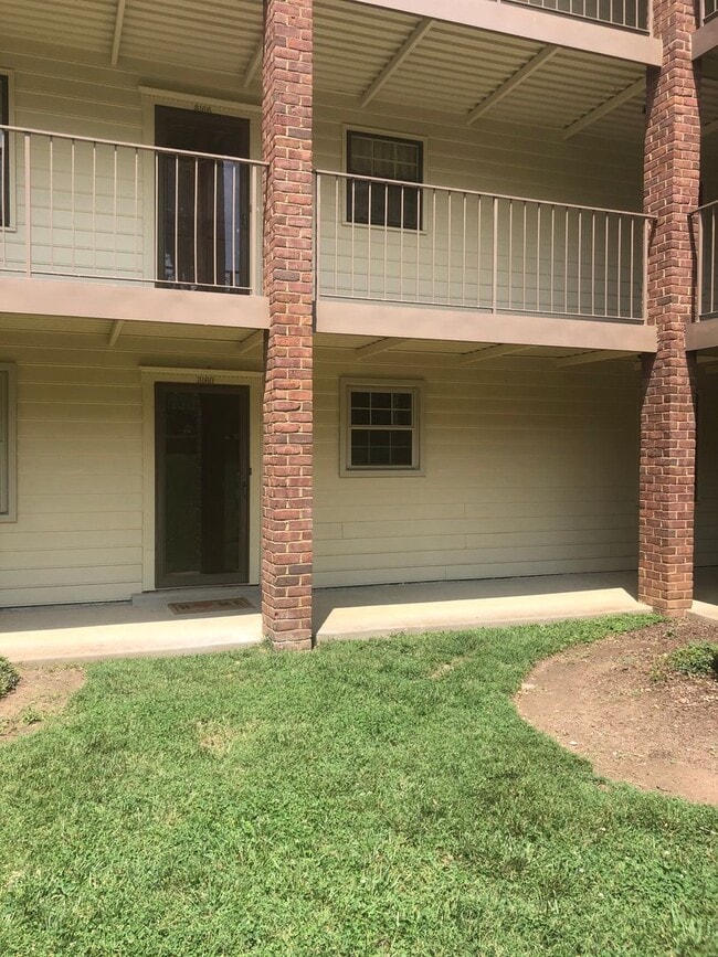 Photo - 2 Bed/2 Bath Condo located in Green Hills only minutes to Vandy and Easy Interstate Access, 1 Car...