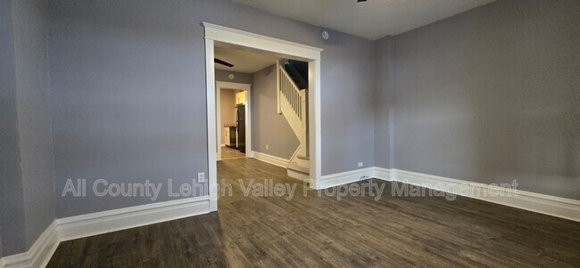 Photo - 1037 E 4th St