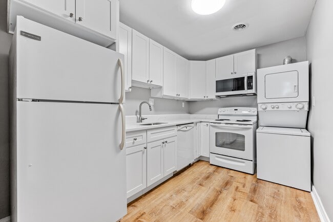 Building Photo - 2921 Glenmore Ave Unit 2