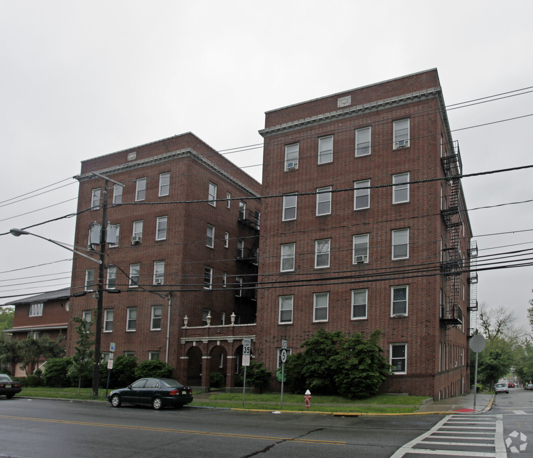 Maple Gardens - Maple Gardens Apartments