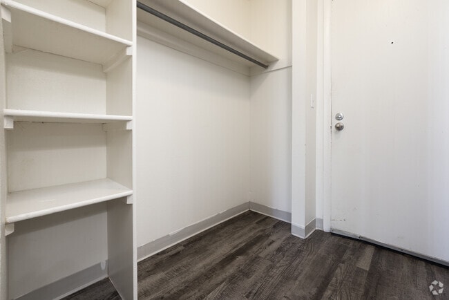 2BR, 1BA - 667SF