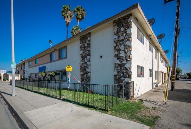 Photo - Ramona Apts