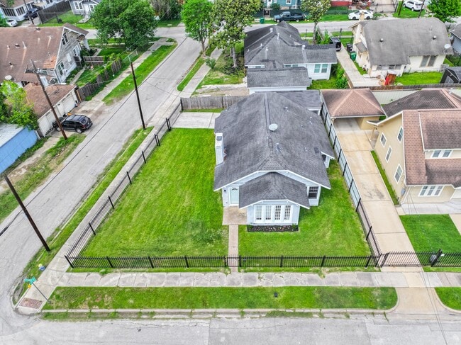 Photo - 5401 N Capitol St