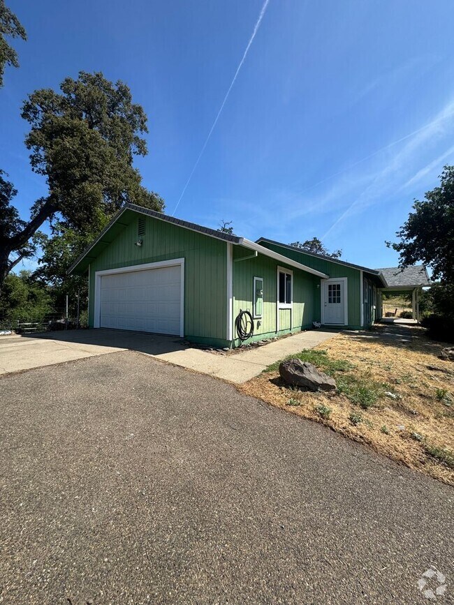 Building Photo - 3 BEDROOM HOME IN COUNTRY SETTING