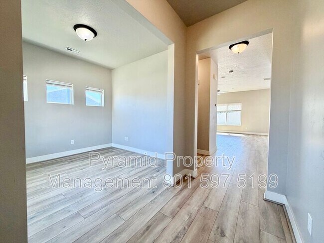 Photo - 673 W Beth Cir