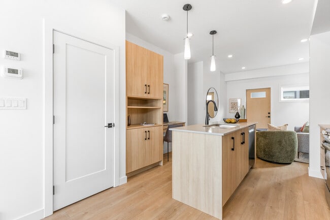 Photo - 9817-9153 153 St NW Unit MAIN 9817