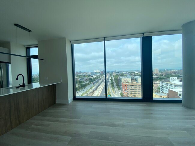 Photo - 1107 W Van Buren St Unit 1