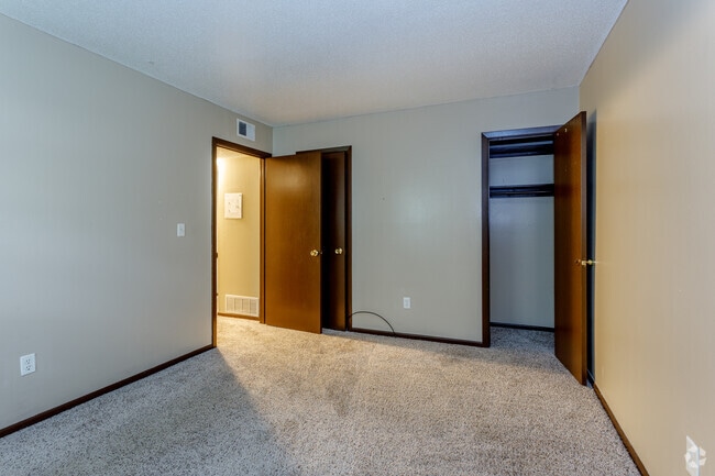 2BR, 1BA - 1000 SF