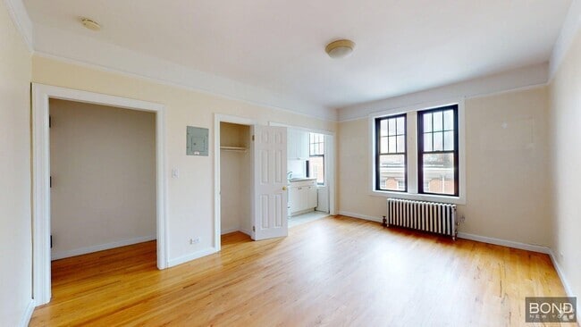 Building Photo - 218 W 10th St Unit 4E Rental
