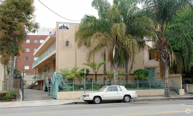 Building Photo - 13952 Moorpark Ave Rental