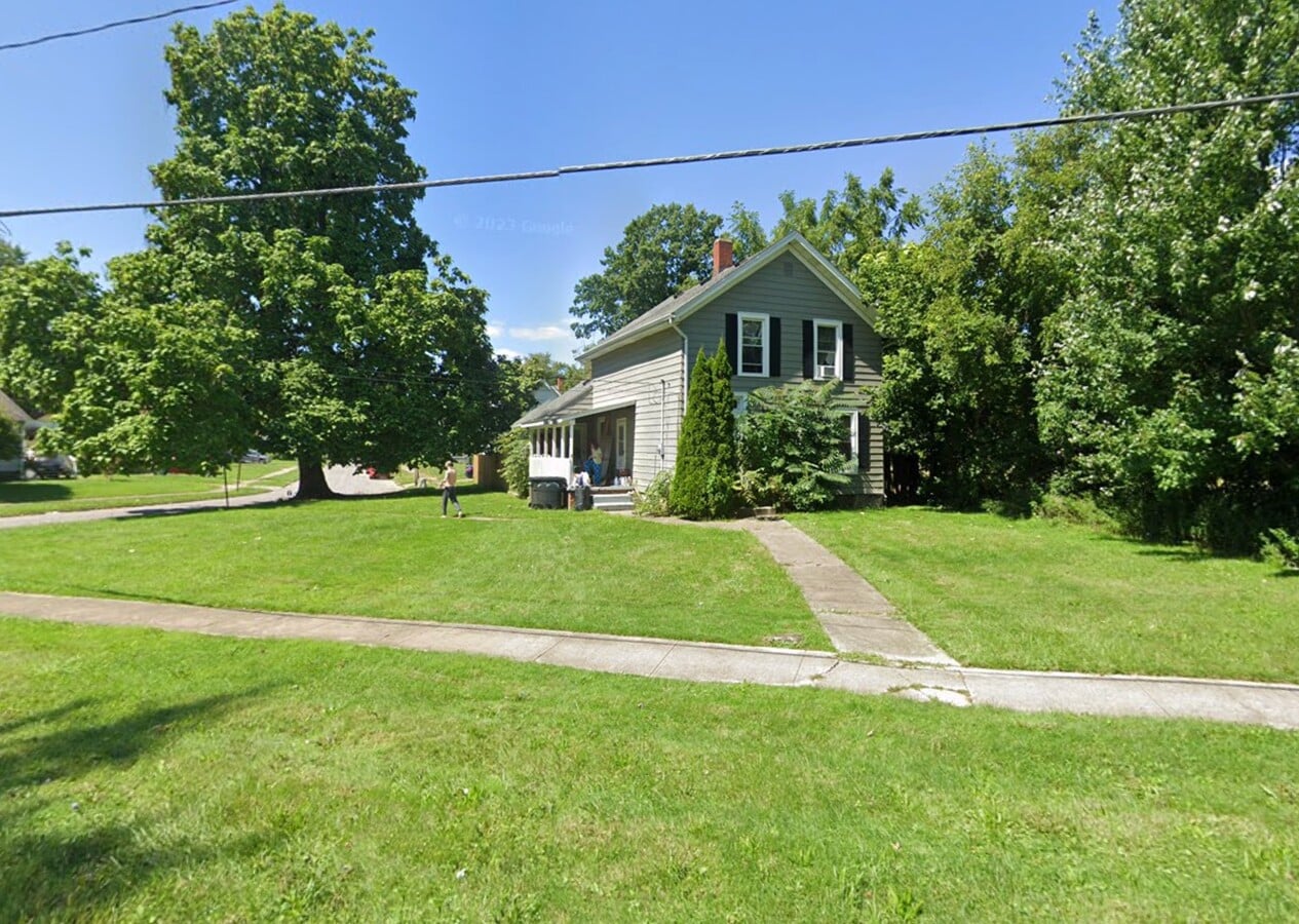 Photo - 736 W River Rd N