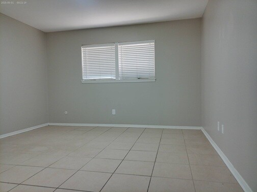 Photo - 1102 W Tri Oaks Ln