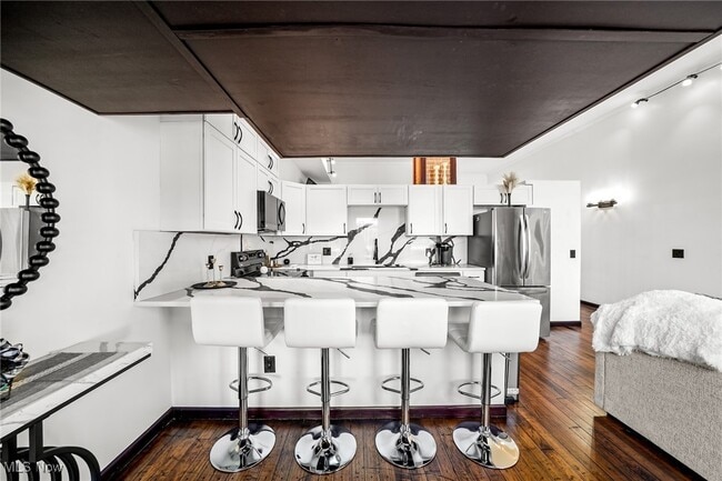 Building Photo - 408 W St Clair Ave Unit 605