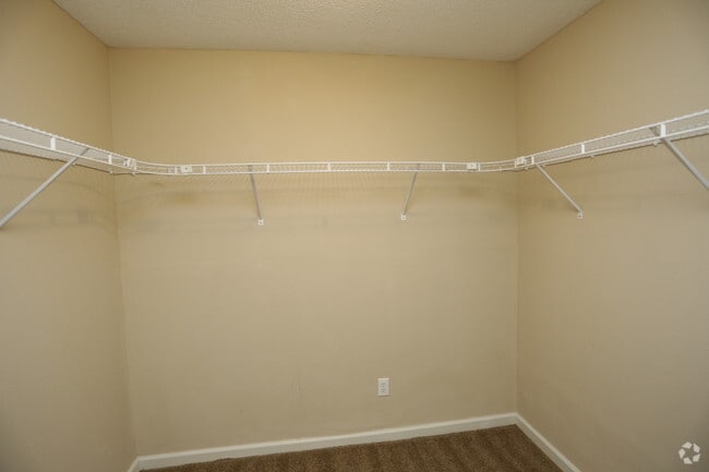 2BR, 1BA - 736 SF
