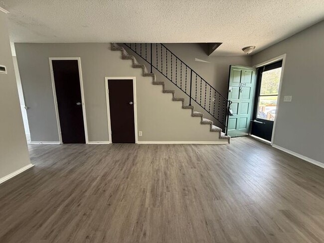 Building Photo - Cute and Convenient  South Nashville Townhouse near BNA and Woodbine - Renovated